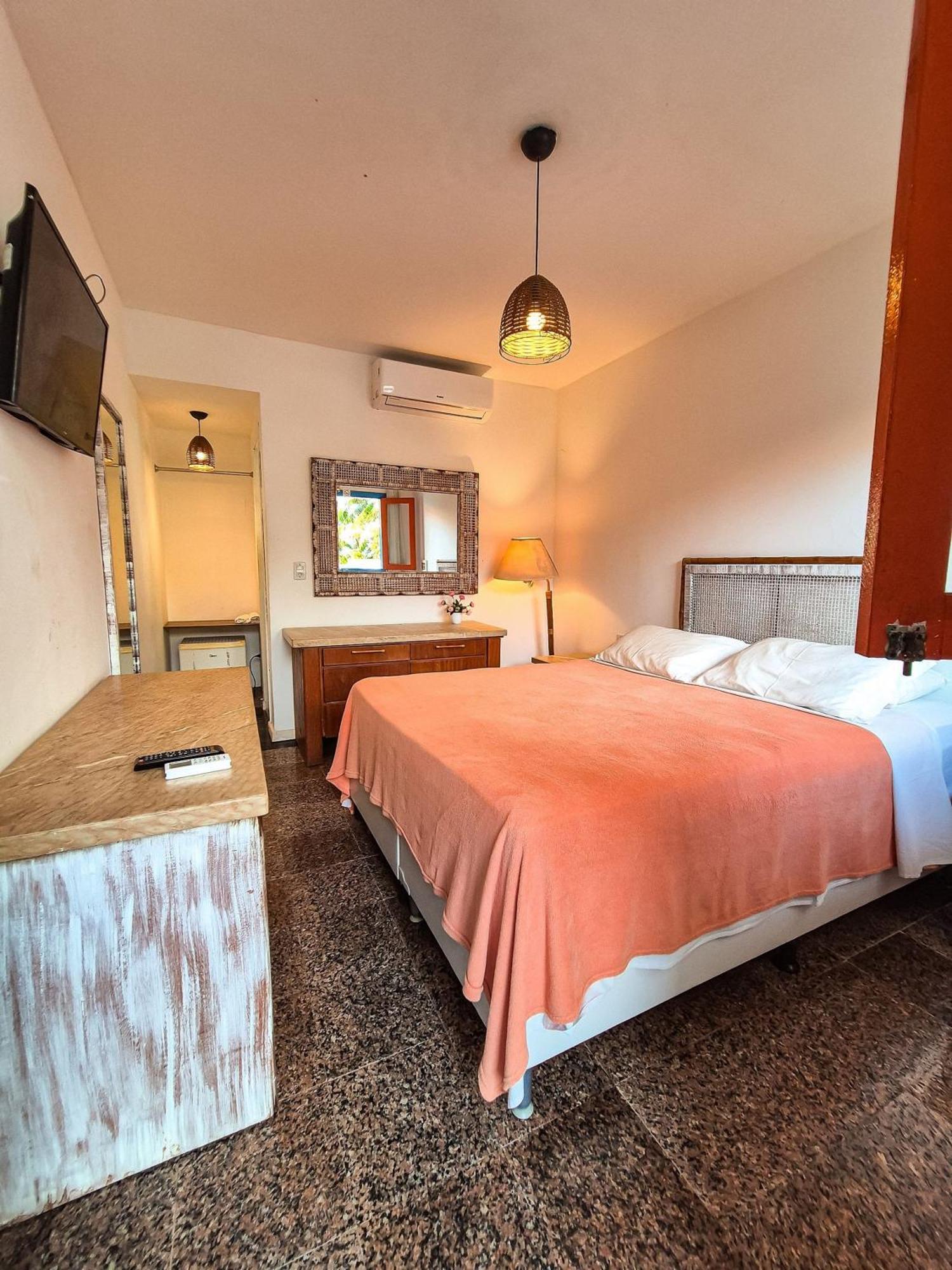 Quarto com Cama de Casal ou 2 de Solteiro e Vista do Jardim